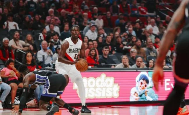 杨瀚森单节14分 约基奇式妙传 中国新星闪耀NBA