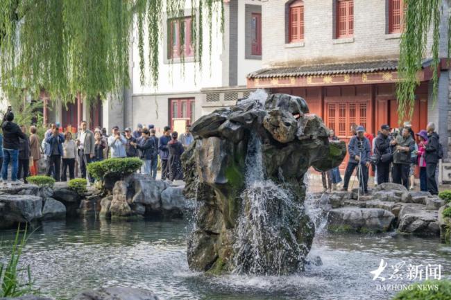 济南“月牙飞瀑”引游人围观 泉水胜景再现