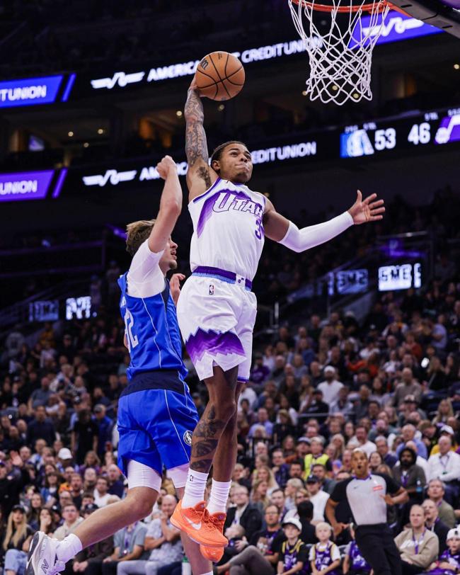 NBA季前赛：浓眉25+6独行侠大胜爵士 状元改打控卫11+7仅1助攻：弗拉格全能表现