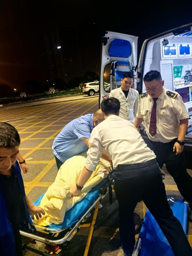 高铁晚开6分钟守护孕妇分娩 铁路员工紧急救援