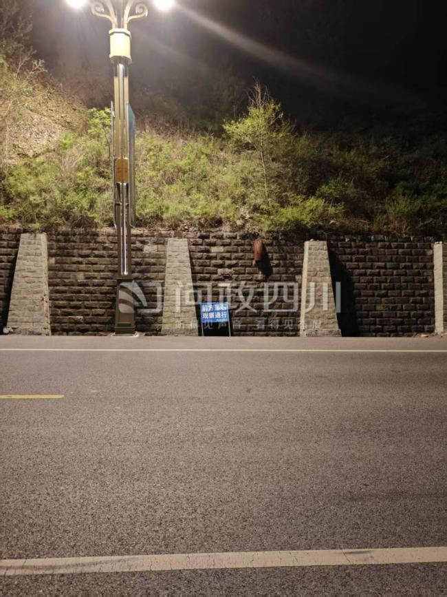 自驾游客在四川九寨沟景区沟口被落石砸中 景区回应不担责