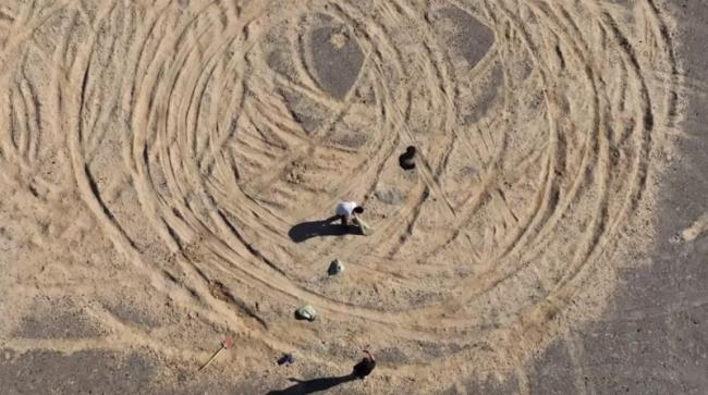 他们在戈壁用铁锹挖出为人民服务的地标 修复行动点燃网络热情