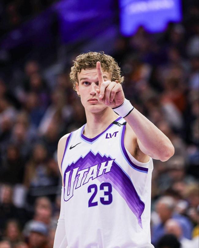 NBA季前赛：浓眉25+6独行侠大胜爵士 状元改打控卫11+7仅1助攻：弗拉格全能表现