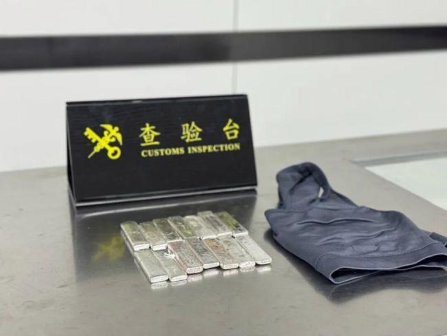 海关查获旅客藏匿足银14块