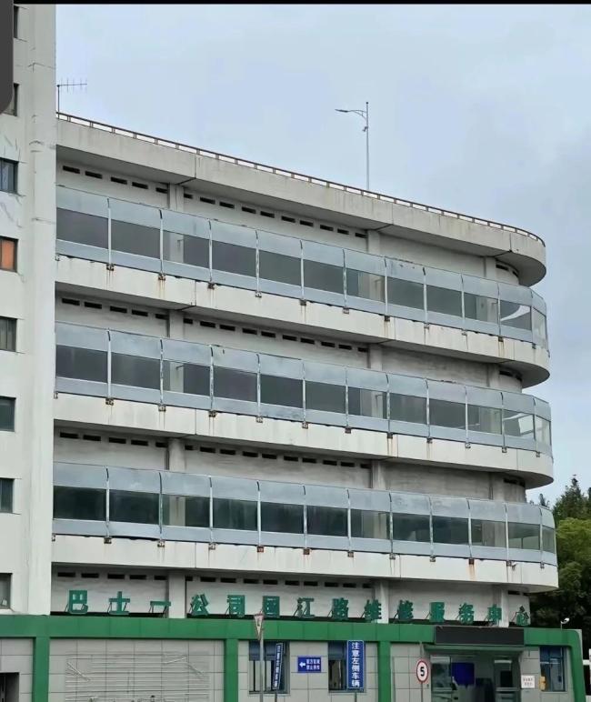 上海一公交司机疑坠楼身亡 警方介入