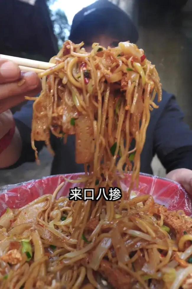 乌啦啦带火郑州炒八掺 排队两小时尝鲜