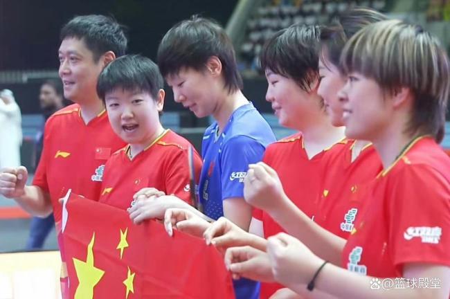 国乒女团高举国旗庆祝 亚锦赛夺冠时刻