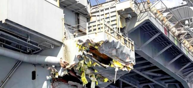 特朗普身旁的巨幅海报暗藏玄机吗