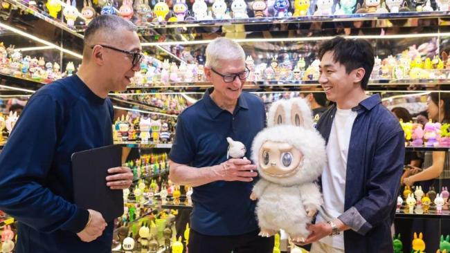 库克在上海LABUBU展览与王宁合影