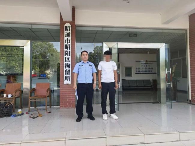 男子别停他人车辆后亮警察证被行拘 非法持用警用标志受罚