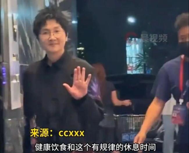 56岁孙楠瘦成“巴掌脸”