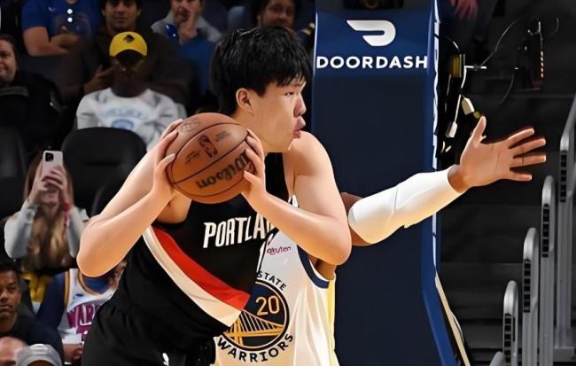 杨翰森再战勇士9 6！篮板新高 晃飞霍福德，约基奇式打法初现！进步神速引发热议