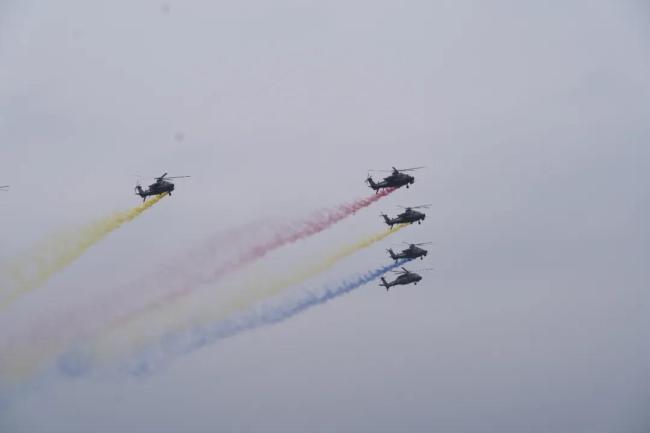 首秀直博会 直-20T“凌空画凤凰” 飞行表演震撼观众