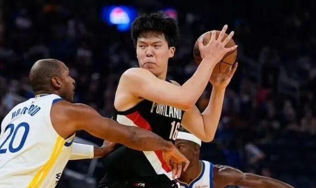 杨翰森再战勇士9 6！篮板新高 晃飞霍福德，约基奇式打法初现！进步神速引发热议