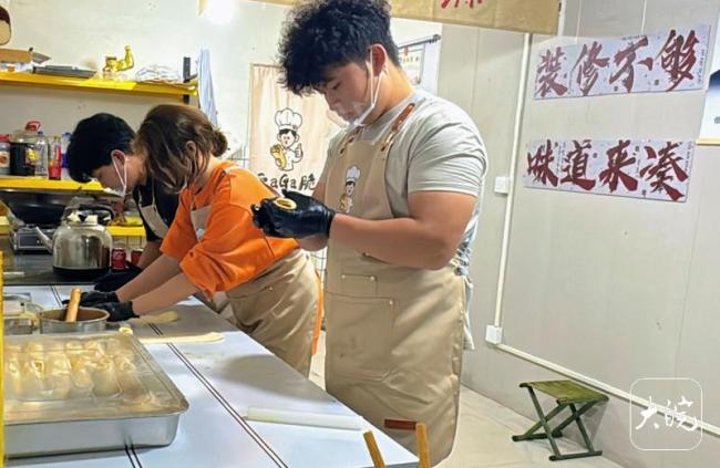 00后大学生情侣卖灌饼创业 青春奋斗的甜蜜滋味