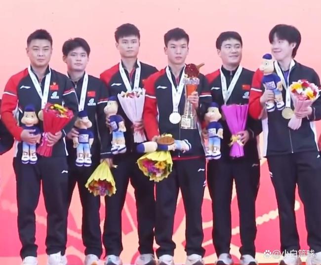王楚钦让出C位 王皓骄傲满满庆祝亚锦赛冠军 国乒团结精神闪耀
