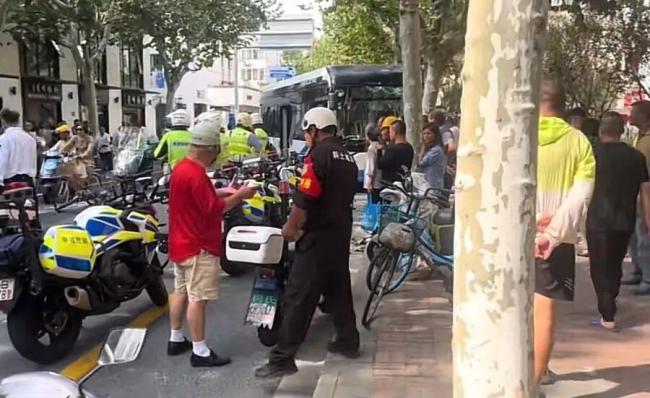 上海一男子开斗气车致公交车撞树 两名乘客受伤