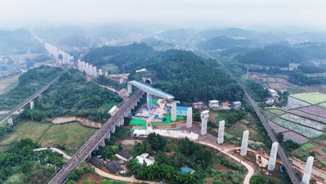 成达万高铁8500吨大桥空中精准转身 高精度对接成功