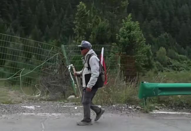 74岁香港老人重走长征路:跨越8省,见证发展自豪行