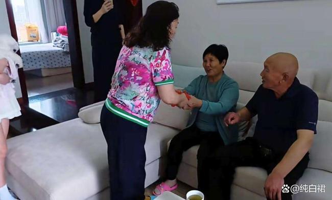 小伙带爸妈提亲 10万彩礼被拒收 丈母娘的暖心之举