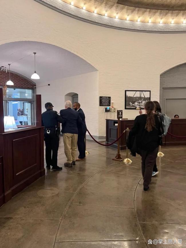 美国83岁参议员麦康奈尔在国会大厦走廊摔倒，在警卫和助手搀扶下站起 健康状况引担忧