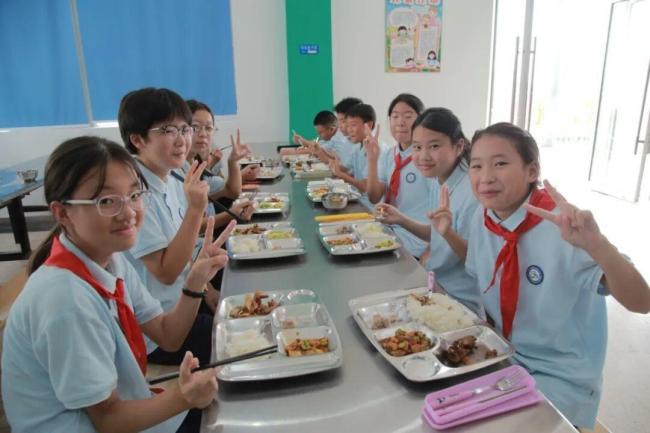 杭州一城区21所中小学设自助餐 学生自主选择更受欢迎