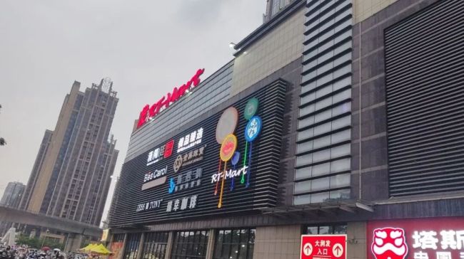 社区回应多人当街爬行学狗叫 事件仍在调查中