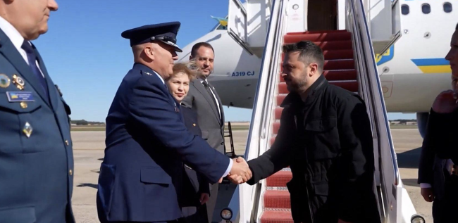 泽连斯基抵华盛顿:一身夹克