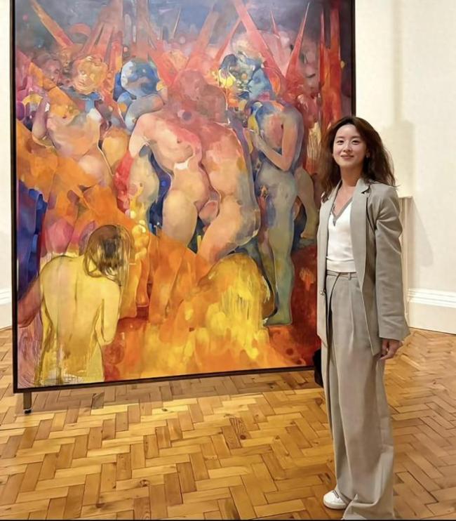 章泽天烫头了 新发型引发热议