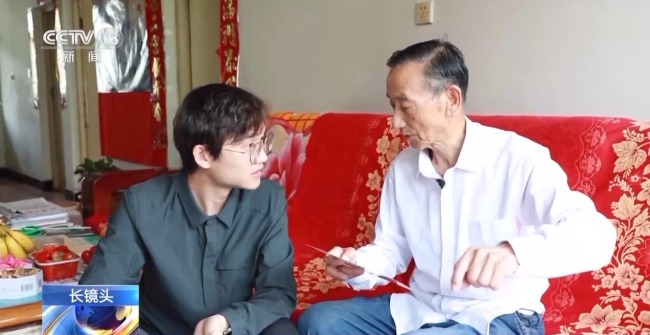 这条摘不下的“项链”成了他的光荣勋章