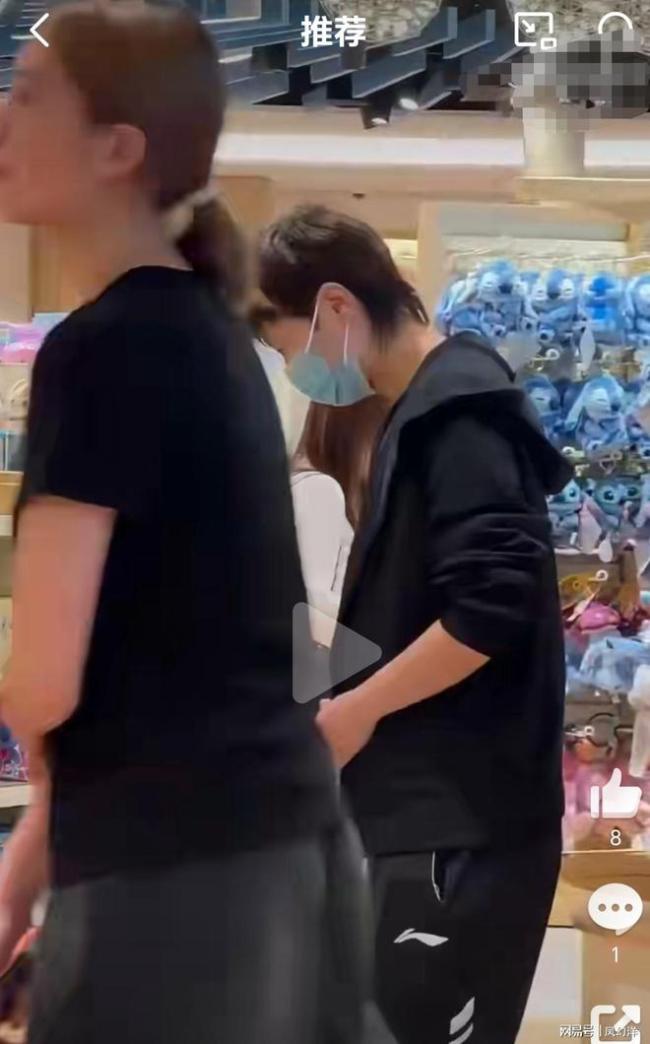 亚锦赛结束国乒落地香港 球迷机场迎接主力购物