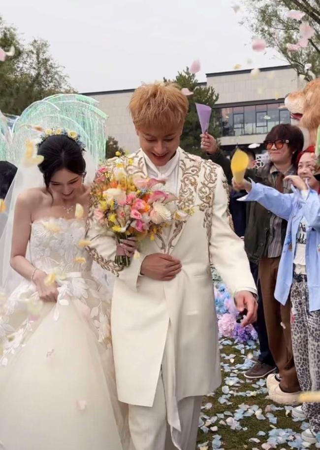黄子韬松开徐艺洋挽刘宇宁 婚礼现场甜蜜又幽默