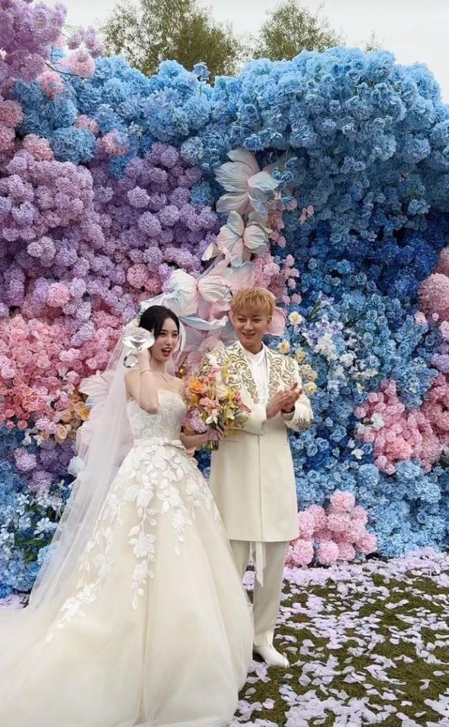 黄子韬松开徐艺洋挽刘宇宁 婚礼现场甜蜜又幽默