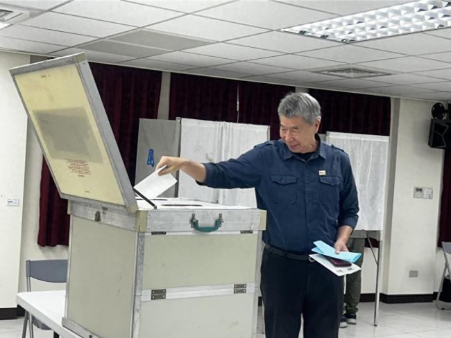张亚中：台湾头上的堰塞湖随时会崩掉