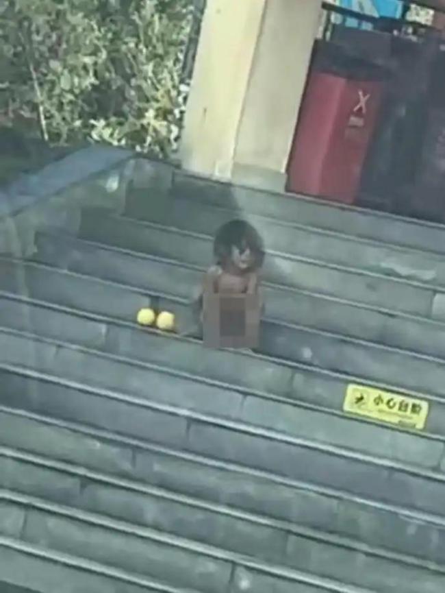 野人小孩父母认为爬行是孩子天性