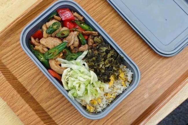 国铁成都局高铁盒饭上新 现炒美味添家味