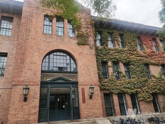 清华学生：杨振宁成就已超越诺尔贝奖