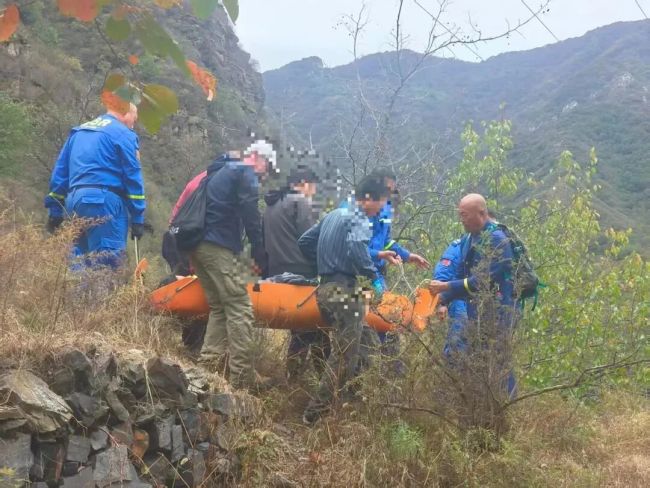 惊险！北京60岁女子爬野山从10米高山坡滑坠