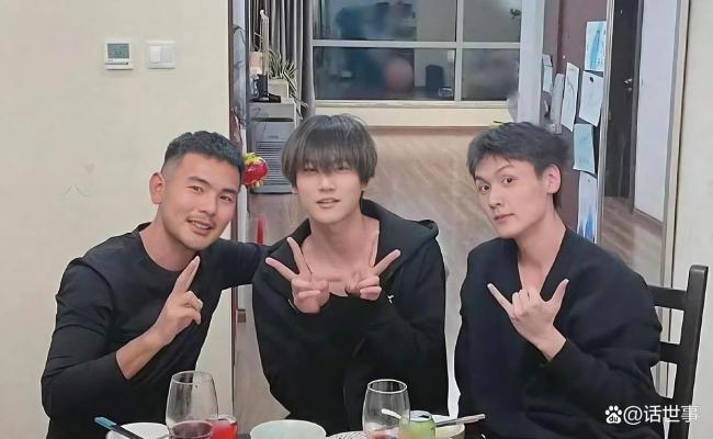 短剧霸总男团发红包 兄弟命运迥异