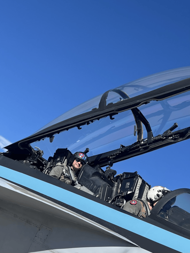 美媒：美防长坐在战机后座参加飞行表演，宣传“壮志凌云时刻”，被批浪费资源