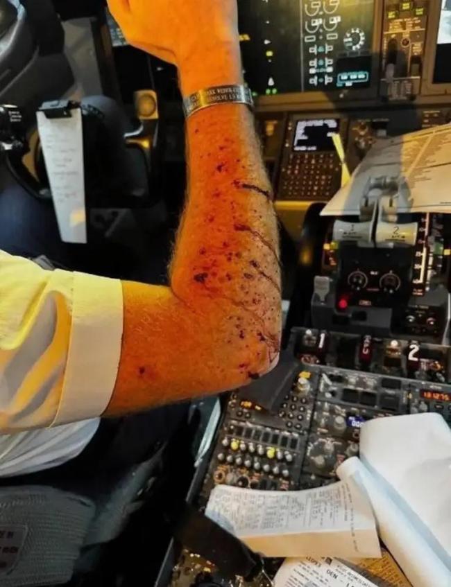 美国客机遭不明物体撞击挡风玻璃碎裂 高空惊魂