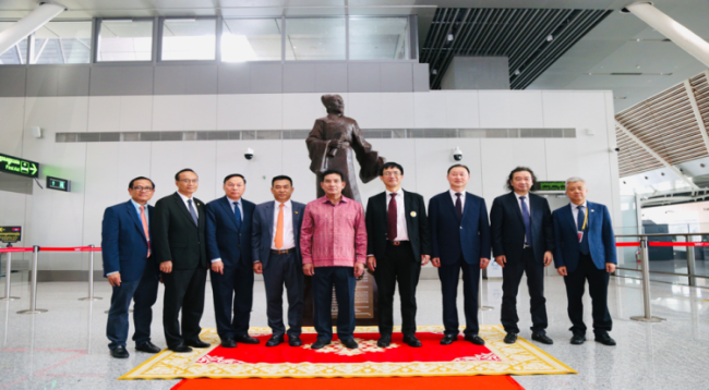 中柬先贤雕像共立暹粒吴哥国际机场 文明互鉴见证友好交往