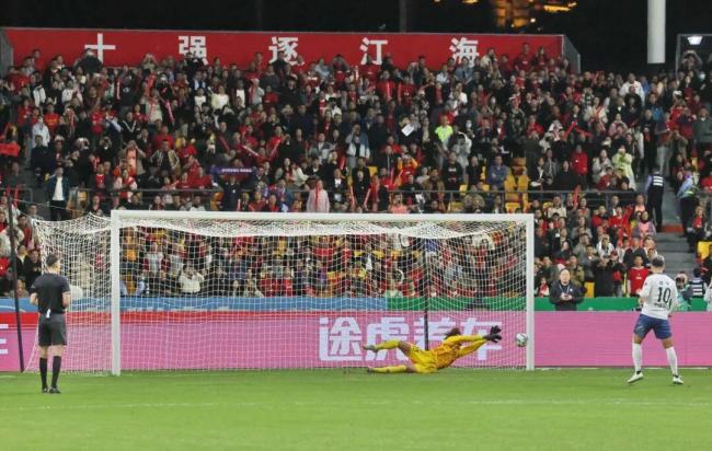 记者:我们热爱的是那支拼搏的南通队 点球大战显坚韧