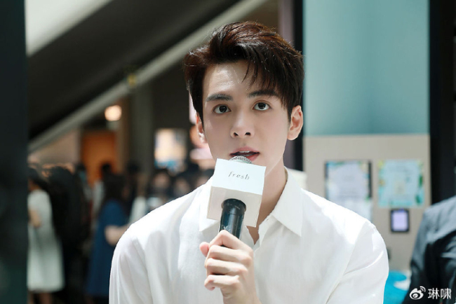 曾舜晞活动中送走汤唯牵走白鹿 新旧绅士风度的完美碰撞