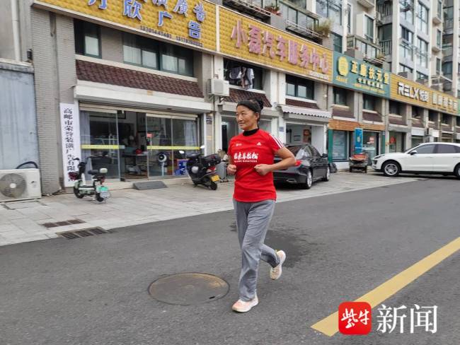 六旬大妈晨跑途中干了件“大事”：救助一位八旬跌伤老人