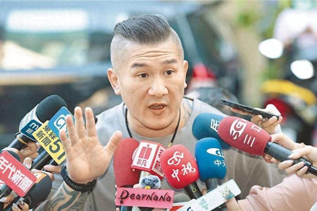 台网红“馆长”:国民党民众党是战友