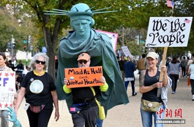 美国多地举行「不要国王」大规模抗议活动 反对特朗普政策