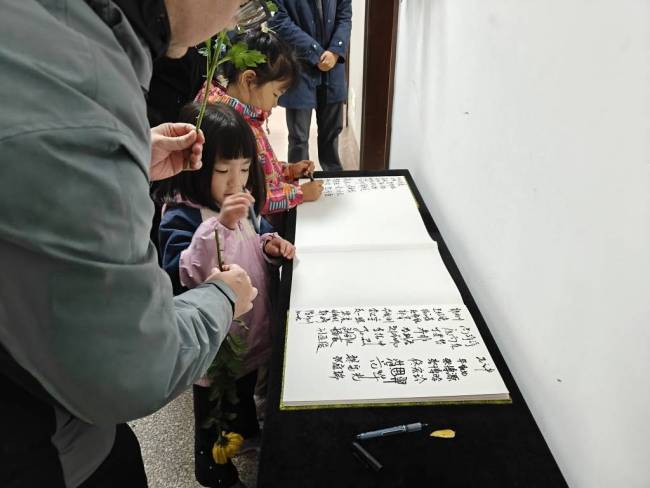 朝晨杨振宁惦记室外多东说念主恭候开门 各界东说念主士深情送别