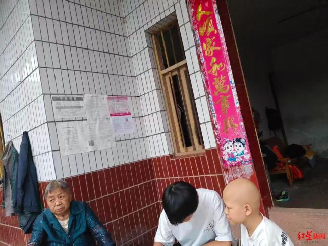 9岁男孩患“儿童癌症之王” 父子坚强面对困境