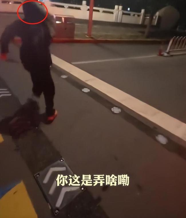 4名外卖小哥救下吵架轻生情侣 深夜街头的生死时速